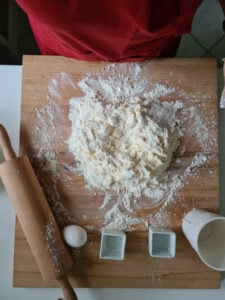 Mehl und Butter werden für Rezept Butterplätzchen vermengt