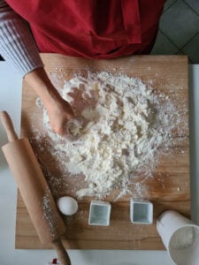 Mehl und Butter werden für Rezept Butterplätzchen vermengt