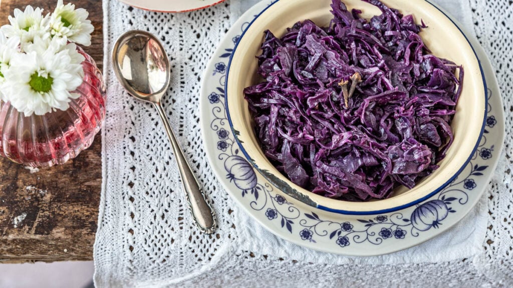 Rotkohl klassisch am gedeckten Tisch - Foodblog Mundgefühl