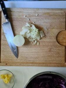 Zwiebel wird geschnitten