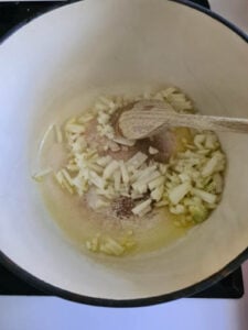 Zwiebel in einem Topf für Rotkohl Rezept