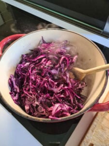 Kohl wird in Kochtopf gekocht