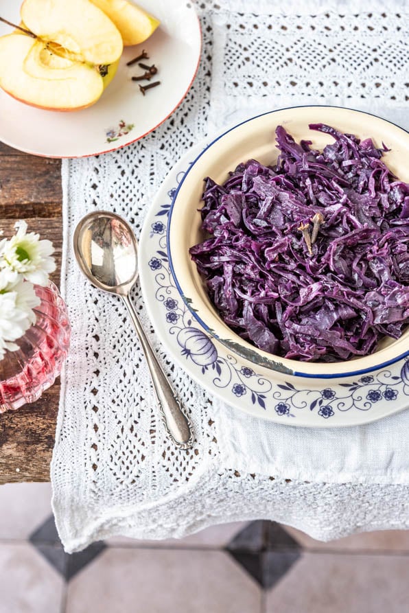 Eine Schüssel mit Rotkohl auf einem Tisch