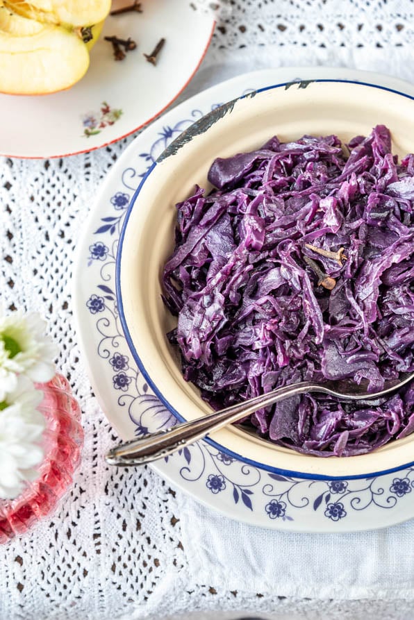 Rotkohl in einer Schüssel steht auf einem Tisch