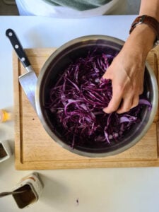 Kohl für Rotkohl Rezept wird mit Händen geknetet