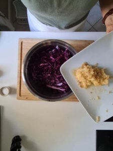 Apfel wird zum Kohl gegeben.