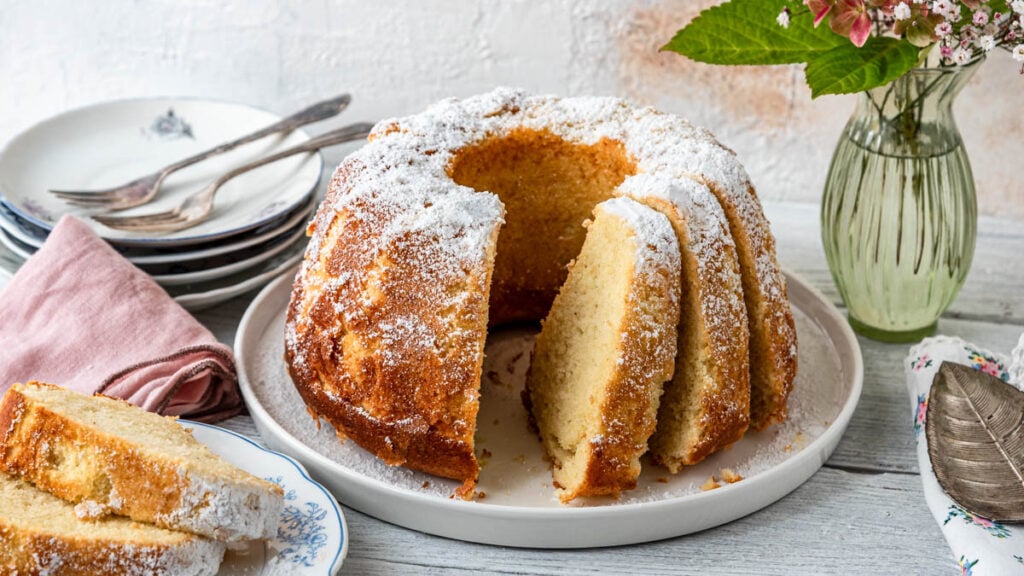 Angeschnittener Kuchen mit Quark und Blumen