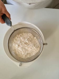 Mehl für Topfengugelhupf wird versiebt