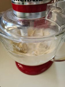 Butter für Topfengugelhupf wird in Küchenmaschine verrührt