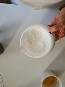 Geschlagener Eischnee für Topfengugelhupf in Mixbecher