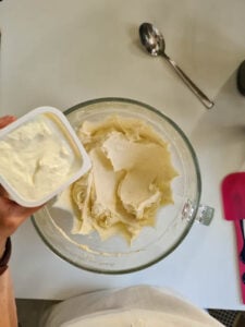 Quark wird zum Teig gegeben