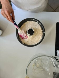 Teig für Topfengugelhupf wird in Gugelhupfform gefüllt