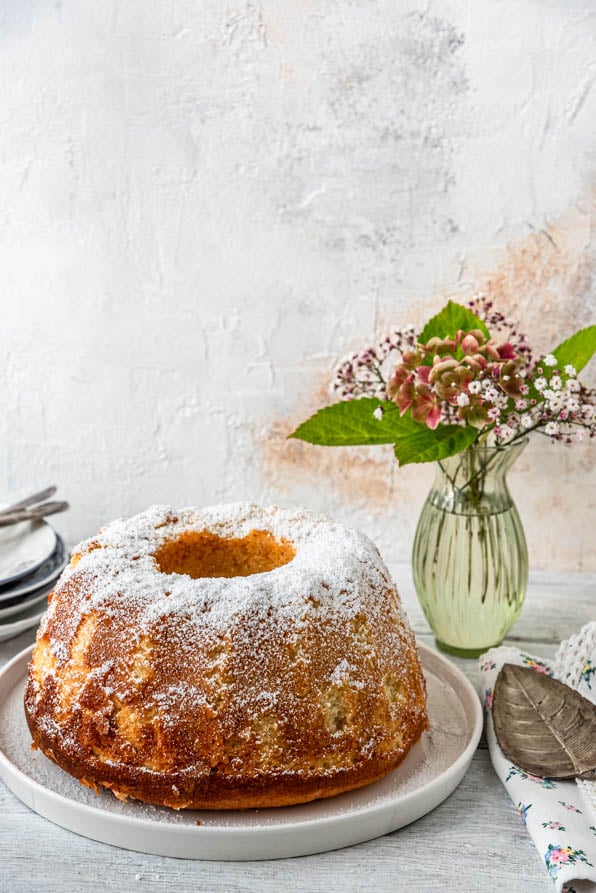 saftiger Kuchen mit Quark und Blumen auf Tortenplatte - Foodblog Mundgefühl