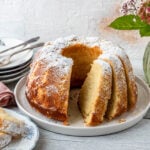 Angeschnittener Kuchen mit Quark und Blumen