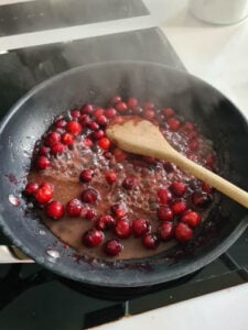Cranberries für Schokomousse werden in Pfanne gekocht