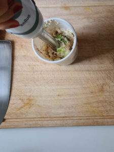 Stabmixer mixt Zutaten für gefüllten Blätterteig