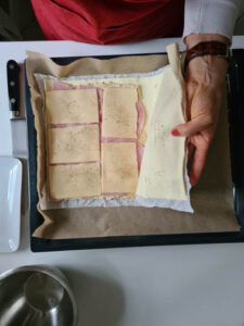 Blätterteig wird eingeklappt für gefüllten Blätterteig