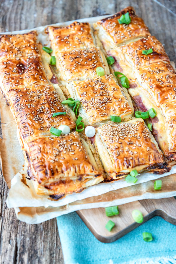 In Stücke geschnittener Blätterteig herzhaft auf Backblech - Foodblog Mundgefühl