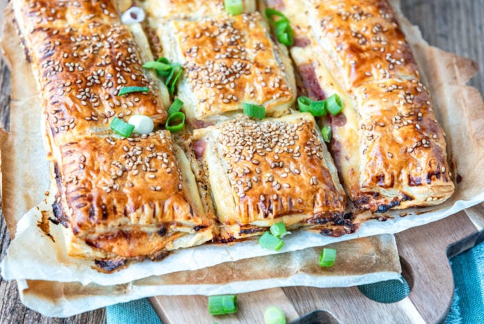 In Rechtecke geschnittener Blätterteig herzhaft