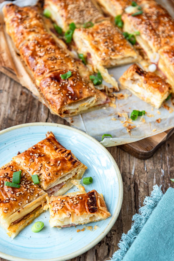 Zwei Stücke Blätterteig herzhaft liegen auf einem Teller - Foodblog Mundgefühl