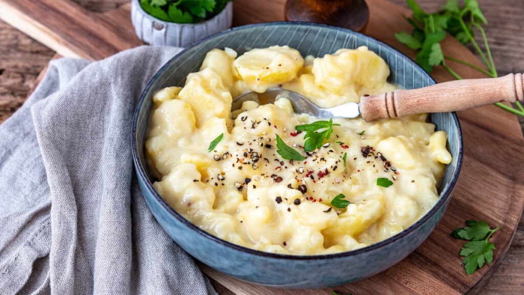 Kartoffelsalat mit Mayonnaise in einer Schüssel und Petersilie - Foodblog Mundgefühl