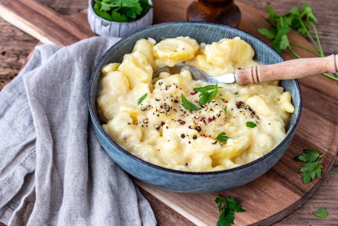 Kartoffelsalat mit Mayo hübsch angerichtet - Foodblog Mundgefühl