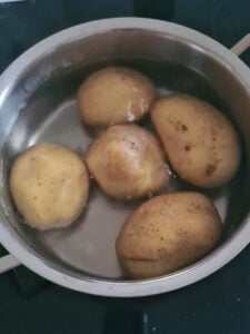 Kartoffeln in Kochtopf für Kartoffelsalat Rezept mit Mayo