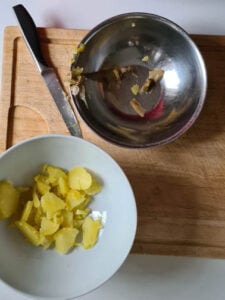 Kartoffeln werden in Scheiben geschnitten