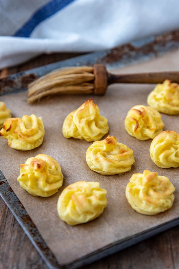 Pommes Duchesse auf Blech mit Backpapier