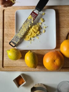 Ingwer wird gerieben für Ingwer Shot Rezept