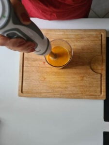 Zutaten für Ingwer Shot Rezept werden mit Stabmixer zerkleinert