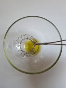 Ein Schüsselchen mit Flüssigkeit