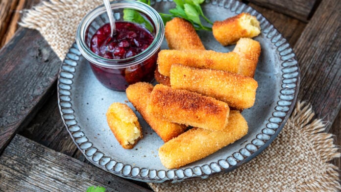 Ein Teller Kroketten mit Preiselbeermarmelade