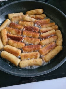 fertige Kroketten werden in Pfanne gebacken