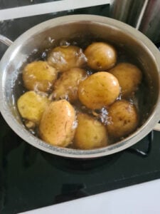 Kartoffeln kochen im Topf für Kroketten Rezept
