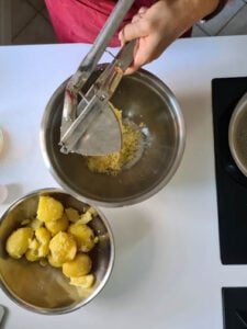 Kartoffeln werden mit Kartoffelpresse gepresst