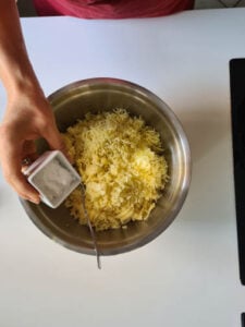 Kartoffelbrei wird gewürzt