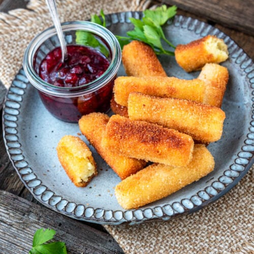 Ein Teller Kroketten mit Preiselbeermarmelade