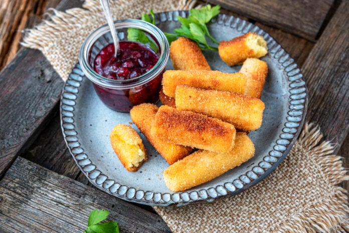 Ein Teller Kroketten mit Preiselbeermarmelade
