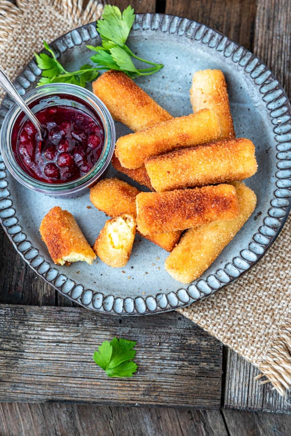 Ein Teller Kroketten mit Preiselbeermarmelade