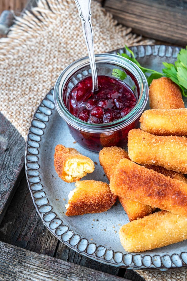 Ein Teller Kroketten mit Preiselbeermarmelade