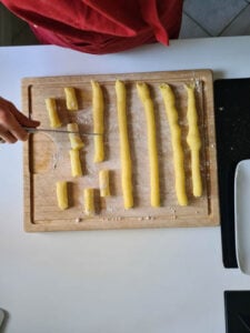 Bahnen werden in Stücke geschnitten