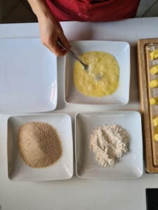 Ei für Kroketten Rezept wird verquirlt