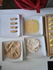 Kroketten mit Mehl, Ei und Paniermehl