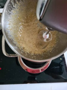 Dotter und Zucker werden mit Mixer gemixt.