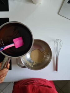 Schokolade wird zu Eiermasse gegeben für Schokomousse - Foodblog Mundgefühl