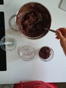 Mousse wird auf Gläser aufgeteilt