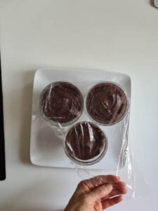 Schokomousse wird abgedeckt