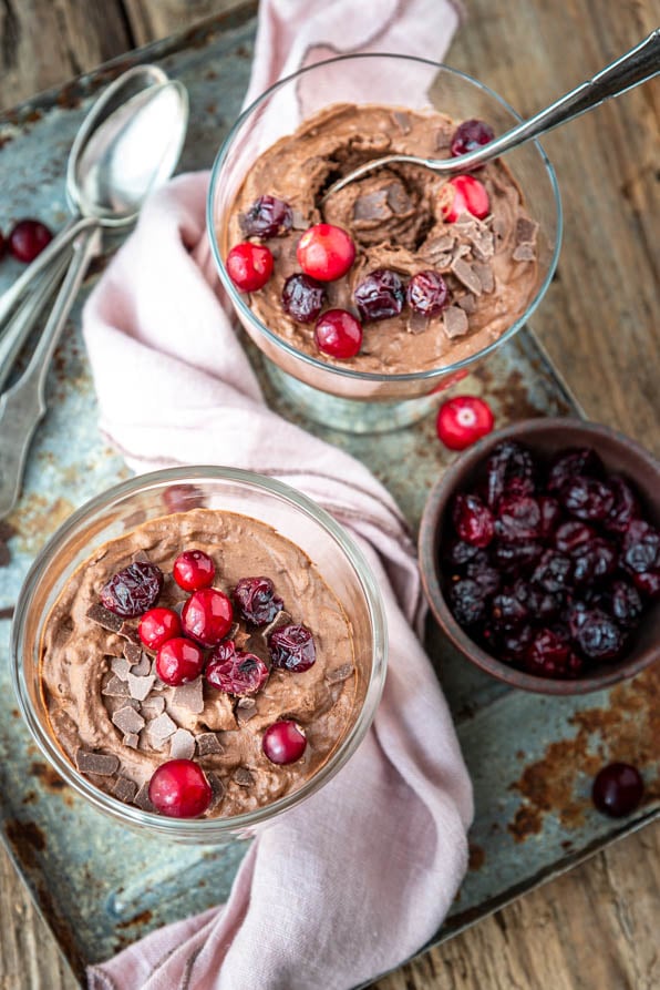 Mousse au chocolat mit Cranberries in 2 Gläsern auf Tablett - Foodblog Mundgefühl