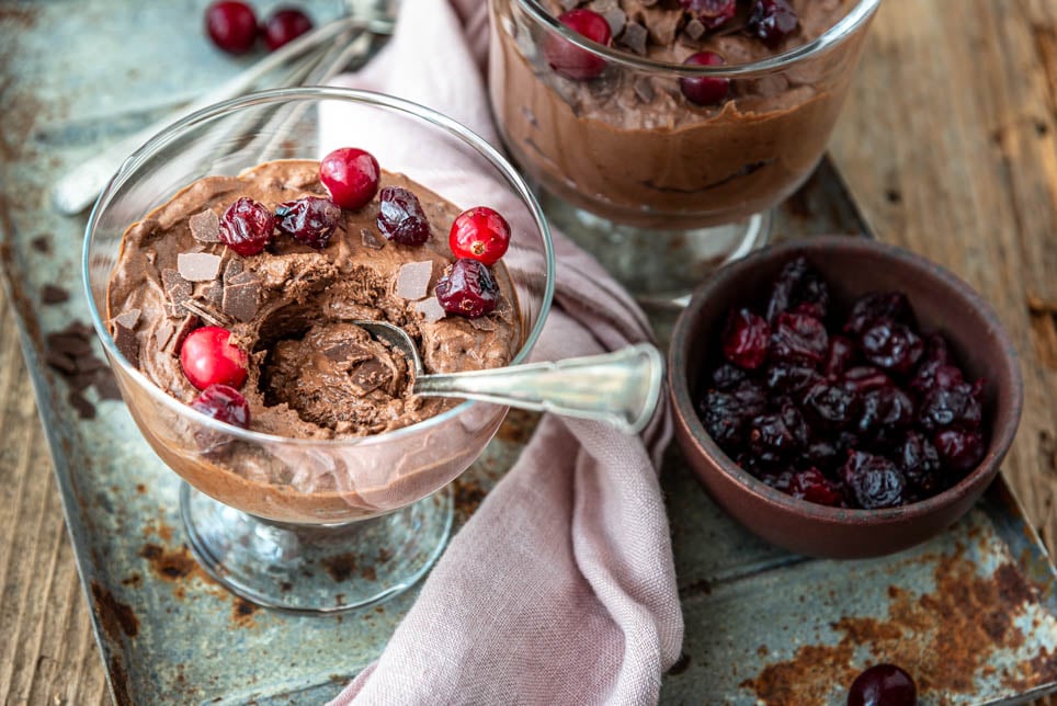 Löffel sticht in Mousse au chocolat